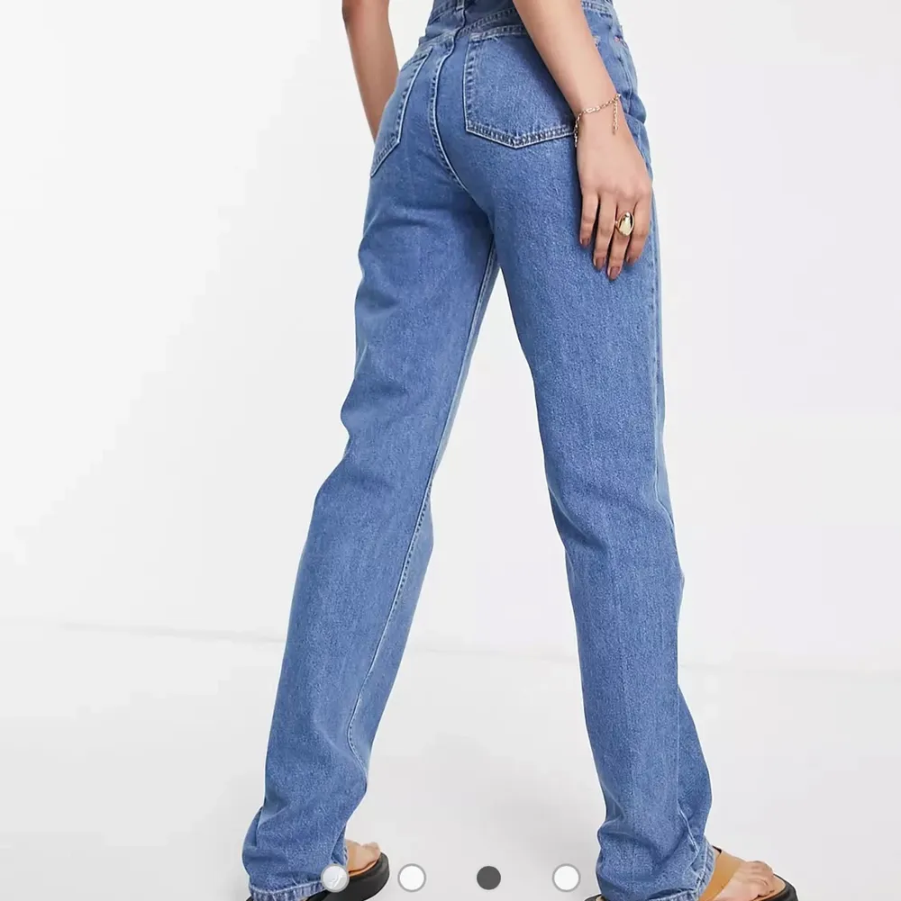 HELT NYA långa jeans från asos som säljer snabbt!. Jeans & Byxor.
