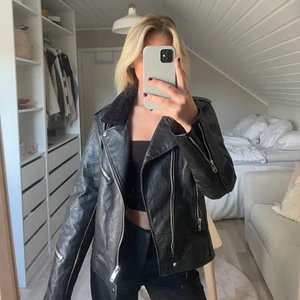 Skinnjacka med teddypäls - Supersnygg skinnjacka från Deadwood som är 100% återvunnet läder. Aldrig använd så är i superbra skick, pris kan diskuteras beroende på intresse.