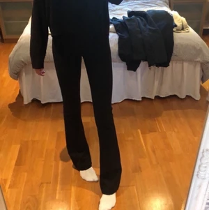 Kostymbyxor ifrån lindex - Ett par jättefina kostymbyxor från Lindex storlek xs! Inte använda ofta eftersom att jag har ett par andra kostymbyxor! Köpta för 600 kr men säljer för 300 kr + frakt 