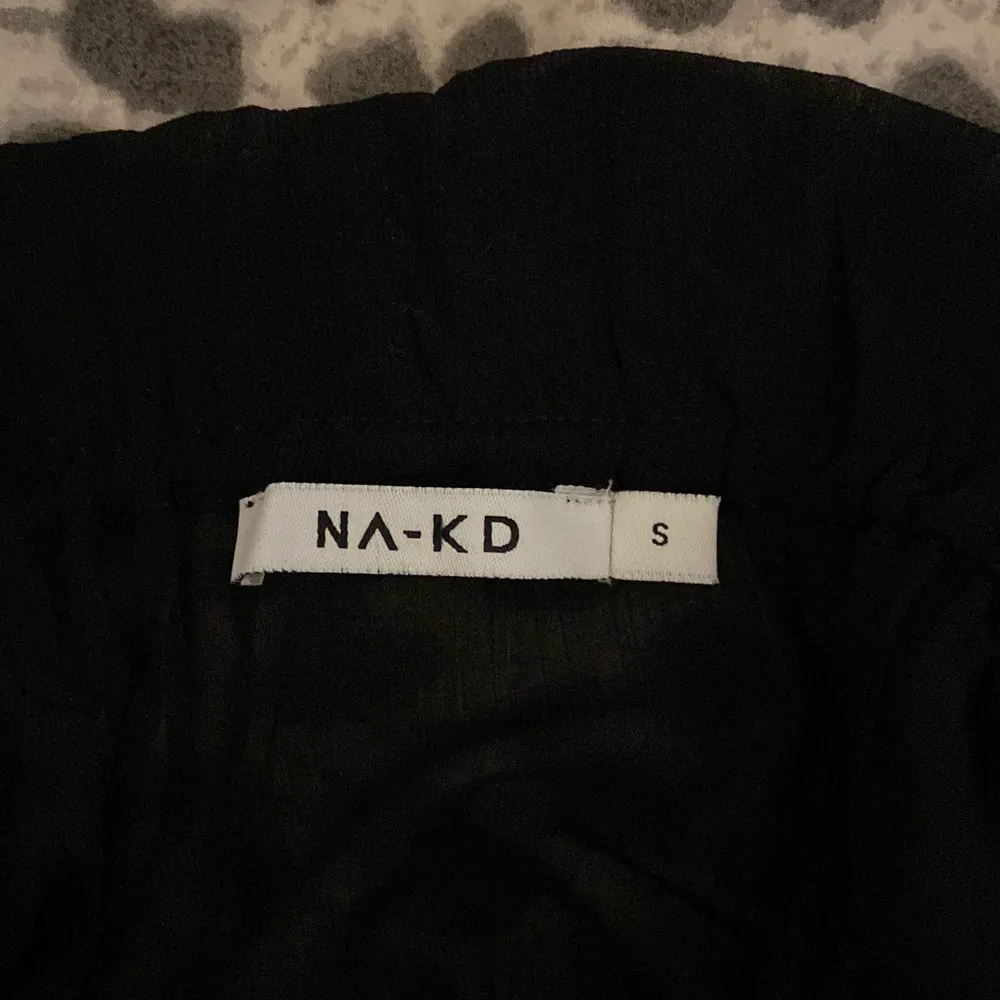 NA-KD klänning svart  . Klänningar.