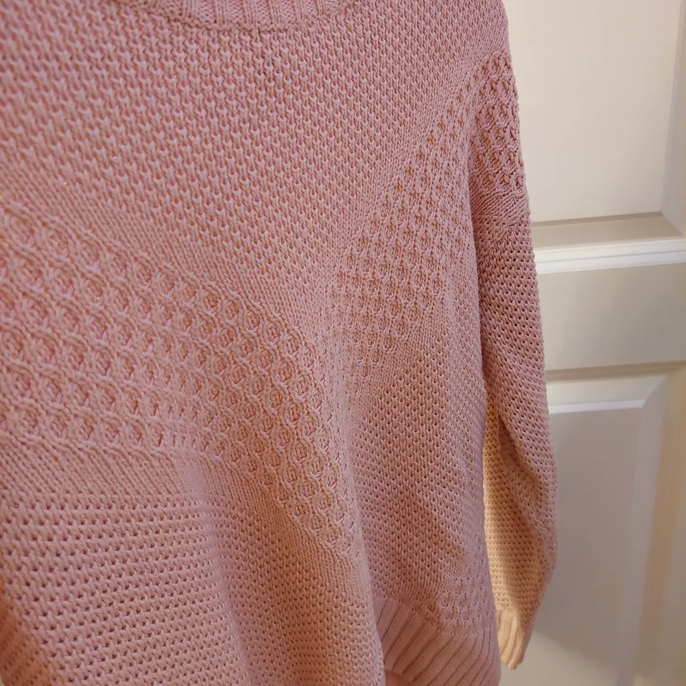 Säljer min rosa stickade tröja ifrån H&M. Tröjan är i xs och i mycket fint skick. Knappt använd.. Stickat.