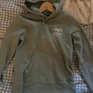 En mint grön dope hoodie i storlek S💚 knappt använt den nå, frakten ingår ej i priset