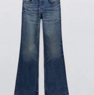 Säljer dessa fina jeans från Zara i storlek 34 de är avklippta litegrann men passar mig som är 160 cm💞