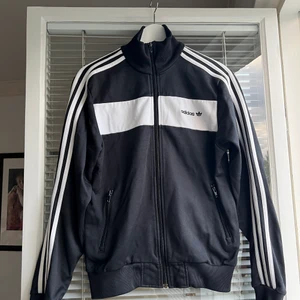 Adidas trackjacket Stl S - En oldie adidas tröja med dragkedja i stl S.  Gjord av 52% bomull och 48% polyester. Fickor och märke i fram och helsvart i bak. 🖤🖤🖤