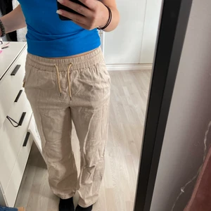Byxor - Linneliknande byxor från pull and bear, lite tjockare än vanliga linnebyxor 