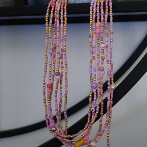 Smycken - Smycken med glaspärlor i olika färger. Vissa har större pärlor i tex plast, glas eller äkta sötvattenspärlor.  Priset är per smycke (1 stk)  Kan skickas per post eller hämtas.