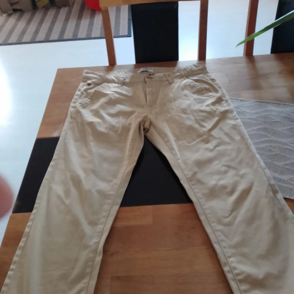 M storlek 32.  Har testat dem men aldrig haft på dem i fem minuter. Orginal pris 599 men säljer för 400 det är chinos. Jeans & Byxor.