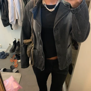Jeansjacka - Säljer denna jeansjacka, köpt på humana. Står XL i men skulle säga att de är som en M/S. Frakt 66