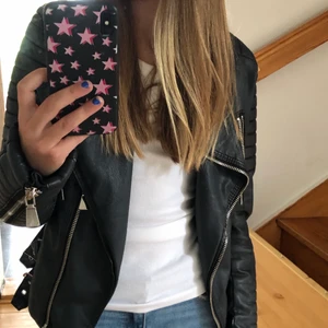 Voyelles Skinnjacka Dam strl 36 - Säger denna superfina skinnjacka! Den är i storlek 36 men jag skulle säga att den passar 32 också. Den är använd och en aning trasig inuti därmed priset💗