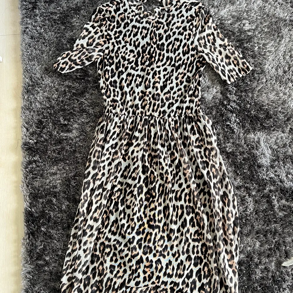 Leopard klänning från Vero Moda, storlek s . Klänningar.