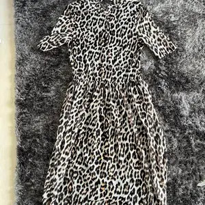 Leopard klänning från Vero Moda, storlek s 