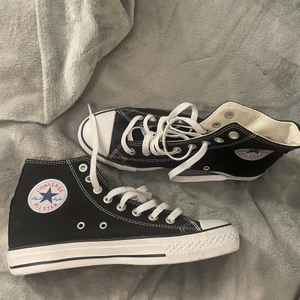 Converse - Svarta Converse i storlek 39! Använda 2 gånger pga de är försmå!