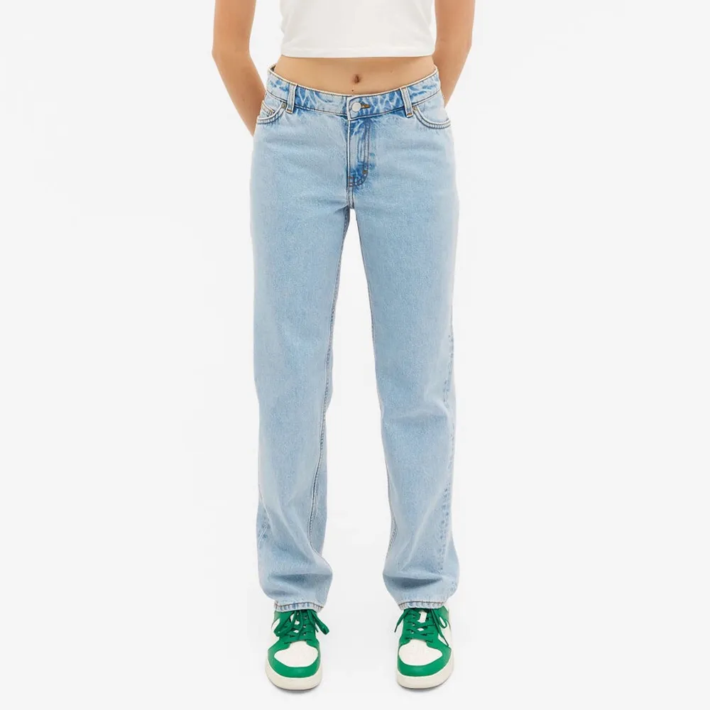 ljus blåa jeans i strl 24 från monki säljs för 200kr+frakt. Jeans & Byxor.