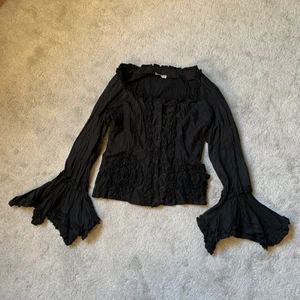 Svart långärmad tröja - Så himla cool långärmad tröja! Köpt second hand men säljer då det inte är min stil längre. Inte använt någon gång och är i fint skick! Kan mötas upp eller skicka 