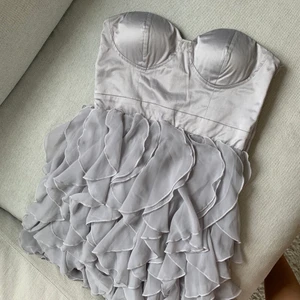 🤍Silver partyklänning🤍 - En riktig partyklänning, perfekt till ett par schyssta boots nu till sommaren💫🤍 Storleken eller märket står inte men passar mig som både har 34 och 36. Har använts endast ett fåtal gånger😙 Köparen står för frakt:))