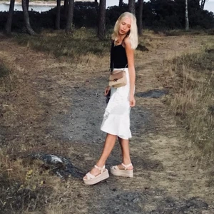 Volang kjol - Säljer denna så söta sommarkjolen med volanger och prickar då den tyvärr är lite liten på mig nu den är i storlek 34! Passar så fint nu inför sommarn! Skriv för mer bilder ☺️💕