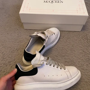 Alexander McQUEEN - Intressekoll på snygga McQUEEN’s. Köpta på mytheresa för ungefär ett halvår sedan. Finns lite smutsiga delar här och var men har inte tvättat de så noggrant än, även smutsiga skosnören men det medföljer nya! 