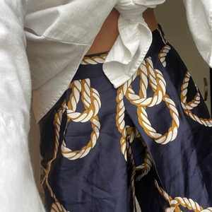 ZARA shorts satin strl S - Säljer dessa knappt använda shorts från Zara i strl S då dem är liiite små för mig. Dragkedja i sidan. Köpare står för frakt. 