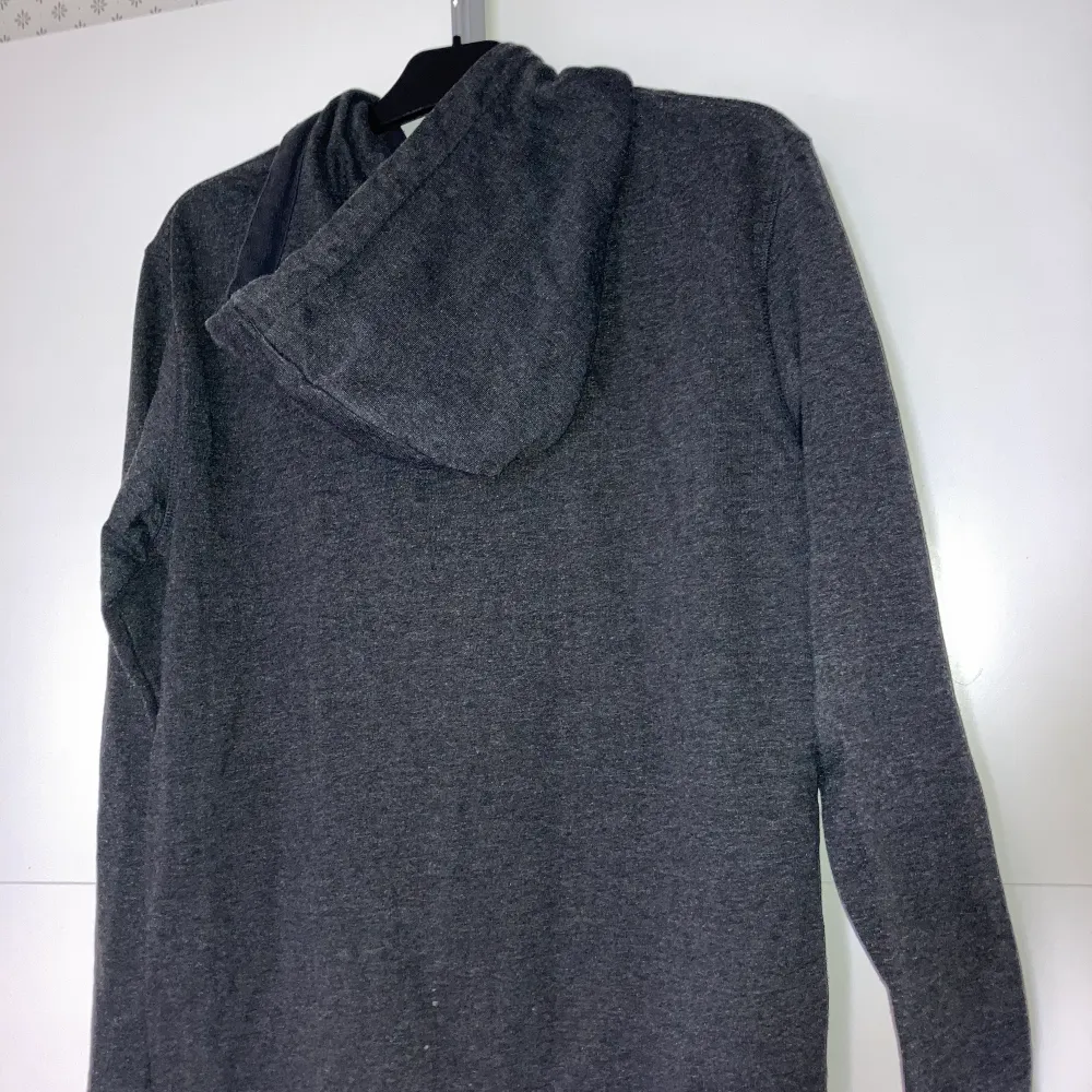 Säljer en basic grå hoodie med dragkedja från lager 157💕 storlek L i herrmodell . Hoodies.