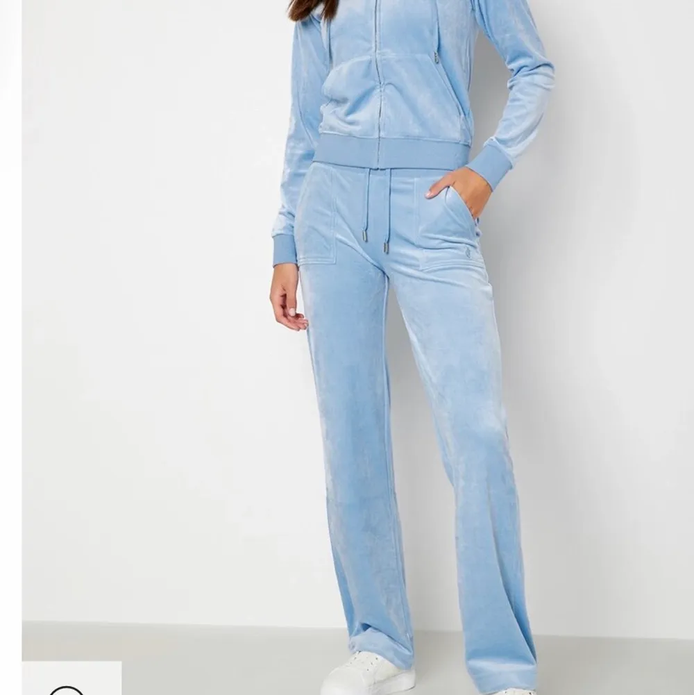 Söker dessa Juciy couture byxor i storlek xxs helst den blå men funkar med andra färger också💗 kontakta mig om ni vill sälja för rimligt pris 😊. Jeans & Byxor.