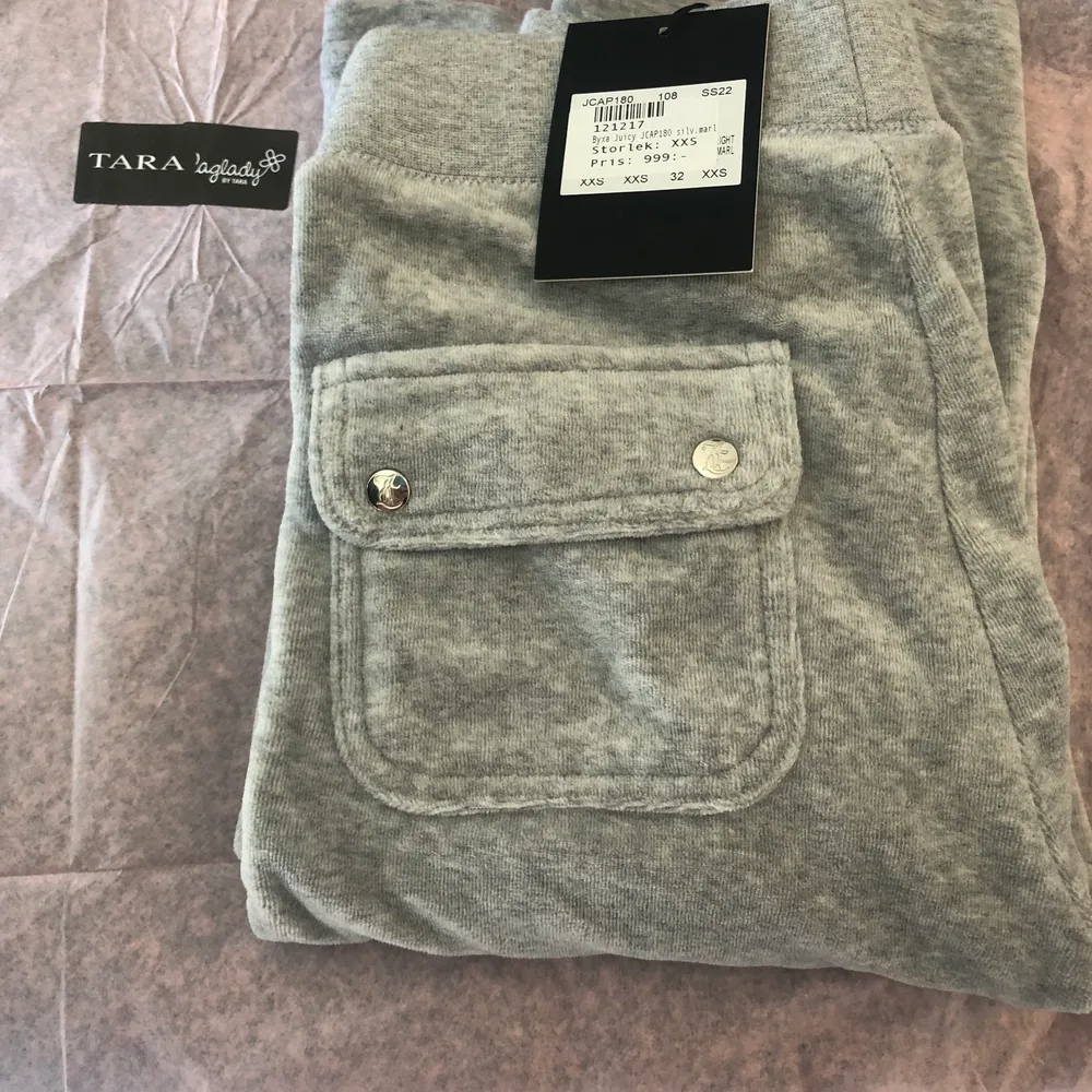 Jag säljer mina gråa juicy couture byxor då dem inte används, om ni önskar fler bilder så är det bara att kontakta mig💖. Jeans & Byxor.