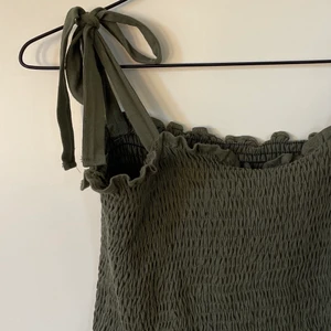 Söt sommartopp - En gullig topp nu till sommaren🌼🌼. Har dock klippt av lapparna så vet varken vart den är ifrån eller vilken storlek den har, men den är ungefär i storlek s/m🥰