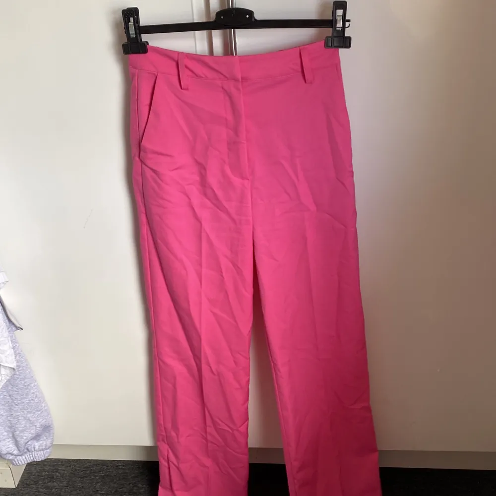 Säljer dessa superfina rosa kostymbyxor med pressveck från Bikbok! Använda cirka 2 gånger så de är i nyskick💕. Jeans & Byxor.