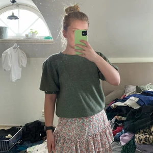 Stickad tröja - Otroligt material✨ passar året runt! En tröja med puffärm! Är en xl men skulle säga att den är mer än en M! Knappt använd.