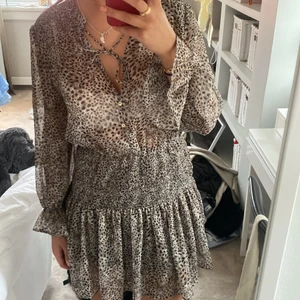 Zara klänning  - Populär och eftertraktad klänning från Zara som är i väldigt bra skick och knappt använd. Storleken är M