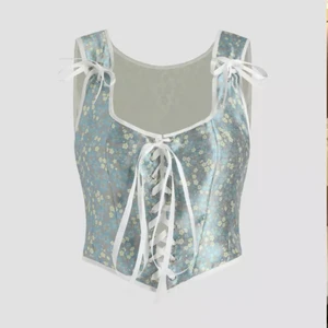 HELT NY KORSETTTOPP FRÅN CIDER - Läggs ut igen pga oseriös köpare. Säljer denna suuuperfina korsett topp från Cider. Beställde hem storlek S men tyvärr var den lite tajt på mig som har M säljer jag den, annars skulle jag behållt den. Nyskick, endast provad. Köpare står för frakt. Utlagd på fler sidor, var snabb!