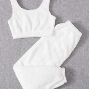 Mjukis set - Säljer då det är för stort på mig💕 Jätte mjukt och skönt material och den är helt oanvänd💕 Är lite större i storleken💕 nypris är 169kr men säljer det för 80kr +66kr frakt så totalen blir 150kr💕 Skriv privat vid intresse, fler bilder eller annat och pris kan alltid diskuteras💕