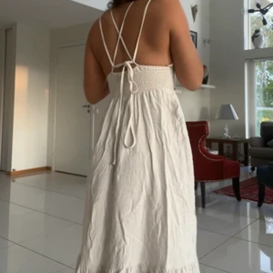 Linne klänning  - Intresse koll på denna super fina linne klänningen som jag köpte på  stradivarius utomlands, knappt använd och är inte genomskinlig. Säljer bara vid bra bud (den är super skrynklig på bilden då den har legat vikt en längre period). <3