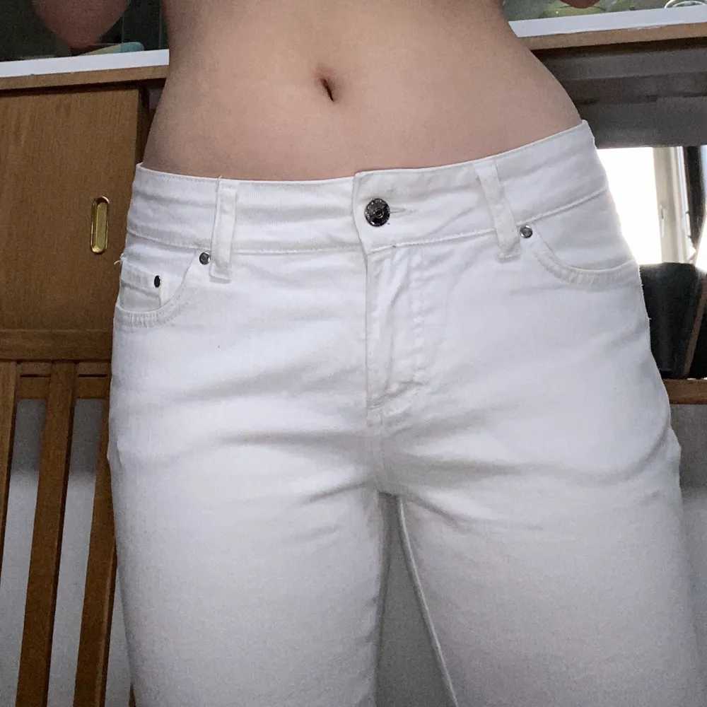 Vita lågmidjade jeans med dragkedje-detalj. Fläckfria, aldrig använt, mycket fint skick. . Jeans & Byxor.