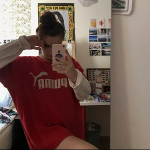Puma tröja❤️ - Tröja från PUMA, jätte skön och oversized. Ärmarna där det ska vara vitt har blivit mer ljusrosa då min pojkvän tvättade lite fel… men inget som stör, fortfarande väldigt snygg!