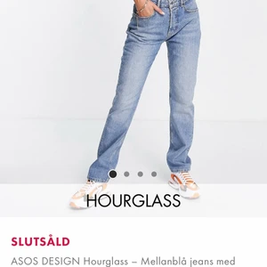 Raka jeans  - Säljer mina raka jeans med medelhög midja pga de inte passa mig. 