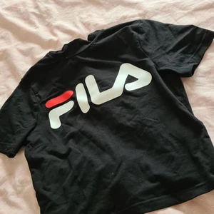 Fila svart croptop  - Kort Fila t-shirt, tight vid halsen. Sjukt snygg. Nypris 339 kr.