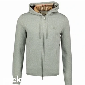 Burberry check Hoodie - Äkta burberry check hood embroidery Hofors sweatshirt grey. Helt ny, köpte till min kompis men den var för liten och returrätten gick ut. Köpte på sidan Boinclo.uk, nypris 3,029. (Koftan+leverans) skickar fler bilder vid intresse!