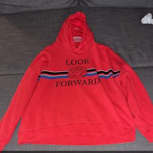 Hoodie i storlek M men den är stor i storleken använd Max 2 gånger 50kr+ frakt