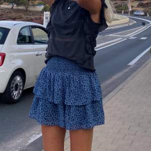 Så fin kjol från Kappahl, köpt för ett år sedan och tror ej den säljs längre. Hör av er vid frågor❤️