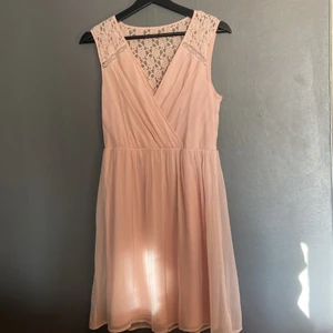 Skolavslutnings klänning - Jätte fin mjuk rosa klänning som passar jätte bra till skolavslutningen. Spetsdetaljer på axlarna och ryggen. Det är en super liten gör. Prick som knappt syns på kjol delen. Se sissta bilden