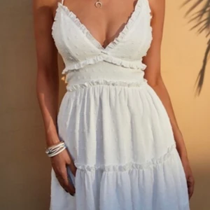 Supersnygg vit klänning från shein - Helt ny vit klänning från shein. Storlek L men skulle säga att den är som en normal M. Perfekt studentklänning. Säljes pågrund av att den är för liten. Nypris 179kr kom med bud