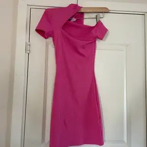 Formgivande och stretchig klänning från hm i strl xs