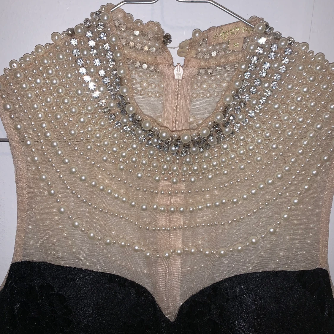 Jätte fin balklänning i spetsdetalj