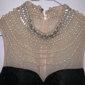 Jätte fin balklänning i spetsdetalj - BalKlänning i spetsdetalj med vackra pärl detaljer vid kragen och mesh tyg vid bystet klänningen är i storlek M men passar en 36/38. Köpt för 1500kr, endast använd en gång 