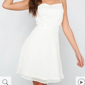 Studentklänning  - Oanvänd studentklänning från Bubbleroom