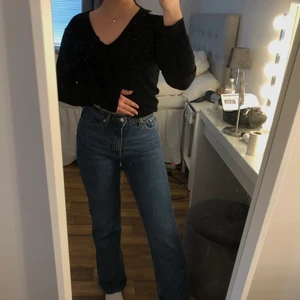 Jeans - Säljer nu dessa jätte snygga jeans i från weekday Säljer pgd av att de börjar bli lite försmå för mig men är i toppen skick Är i stolek 26 och passar perfekt i längden för mig som är 160cm Frakt på 62kr tillkomme