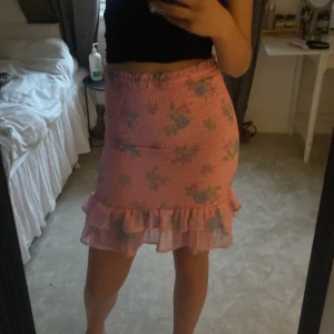 Kjol - Fin färgglad kjol från bikbok Max använd 3 gånger