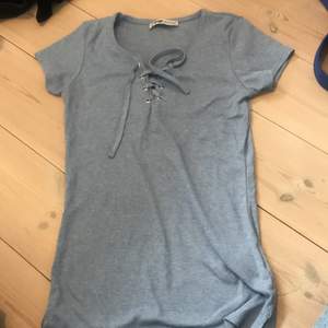 Super fin topp/t-shirt från fb sisters tror int den finns att köpa längre använd en gång men ser helt ny ut och en av mina favoriter när jag köpte❤️(köparen står för frakt)