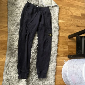 Säljer mina Stone island  - Dom är lite för stora dom har inte används många gånger Max 4 gånger 