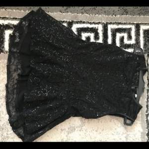 Säljer den här fina glittriga svarta tröjan från cubus då den inte kommer till användning. 🤗 Den är i storlek 158/164 och passar 13 till 14 åringar❤